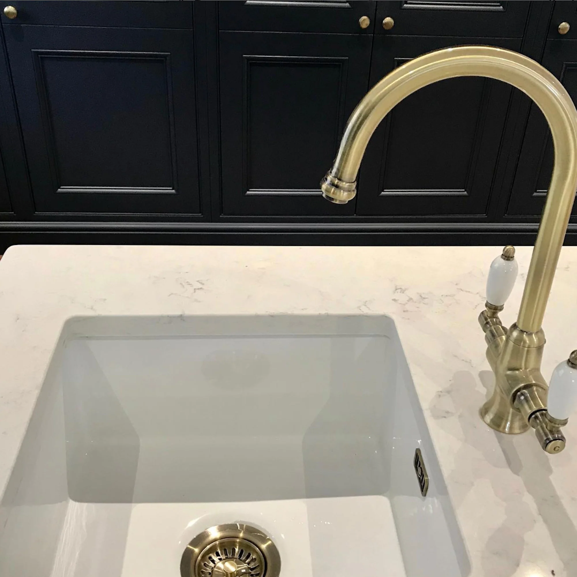 Dorchester Georgian dual flow kitchen sink tap with twin white levers - antique brass - Image 4