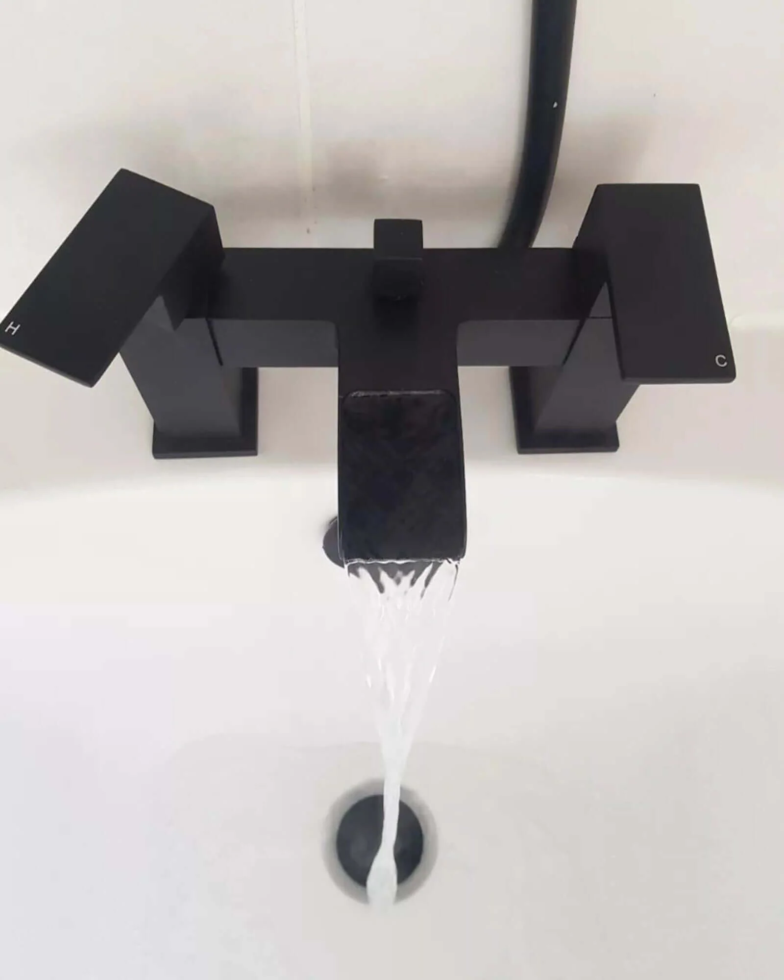 Plaza bundle incl. bath shower mixer tap with dual riser rail, basin mixer, bath and basin wastes - matt black - Image 3