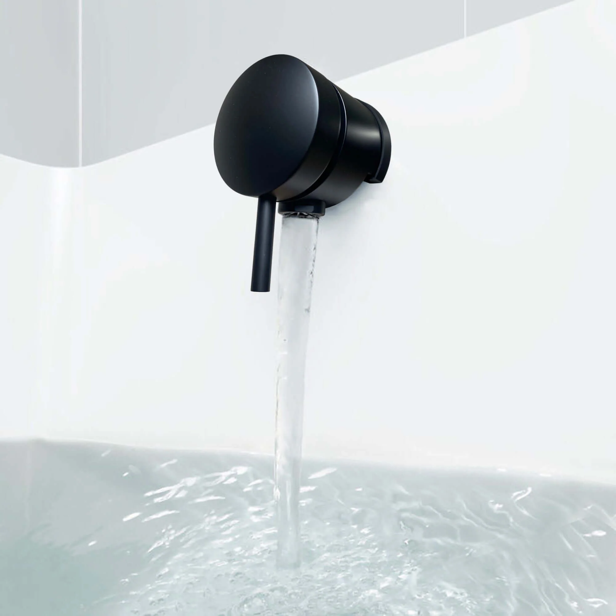 Round freeflow bath filler with overflow and pop up waste - matt black - Image 2
